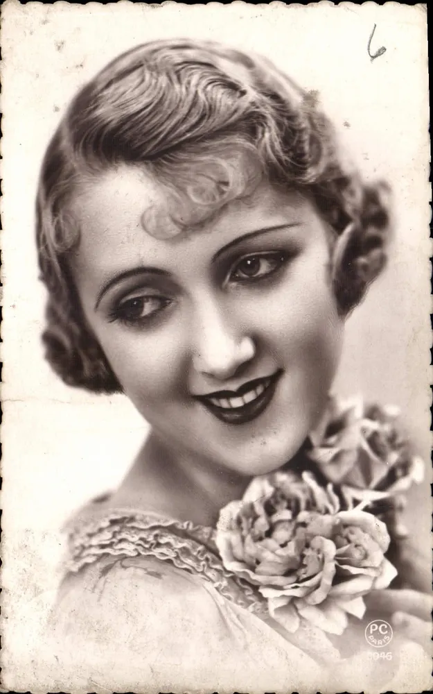 Jovem mulher sorridente — retrato — PC PARIS n°9946 - Frente