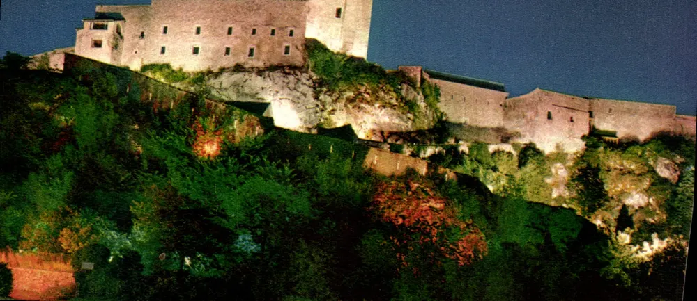 Schlossfestung bei Nacht — Licht und Klang — Edition A. Doucet, Lourdes - Vorderseite