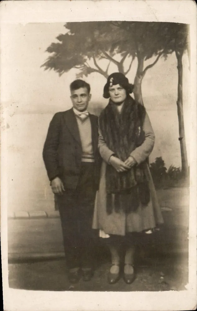 Casal em frente a uma árvore — estúdio fotográfico — editor desconhecido - Frente