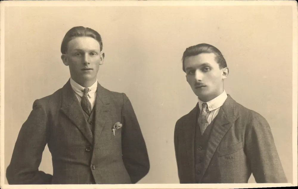 Dois jovens homens de terno — estúdio — editor não visível - Frente