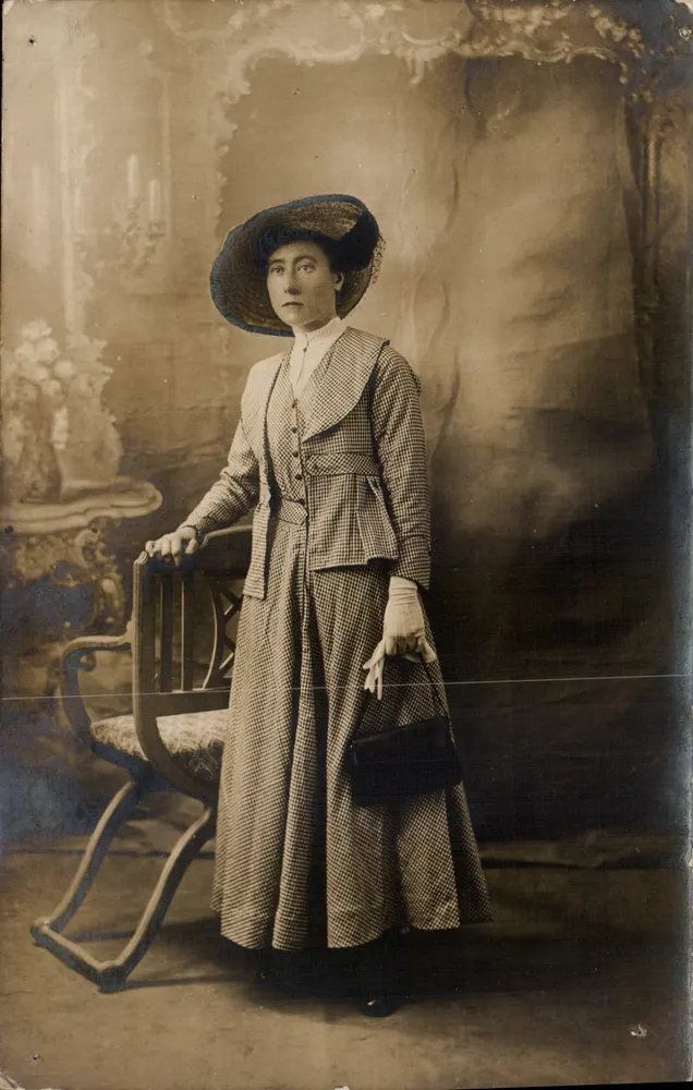 Mulher em traje da época — estúdio — B. Guiffouinot, Paris - Frente