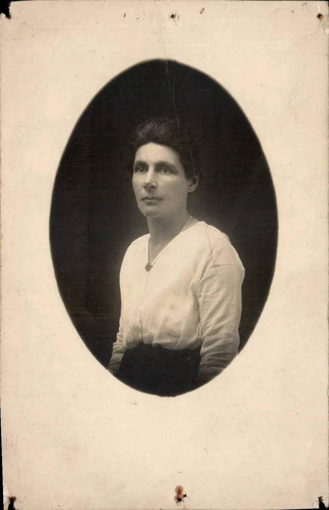 Portrait d'une femme — photographie en noir et blanc — éditeur non visible - Frente