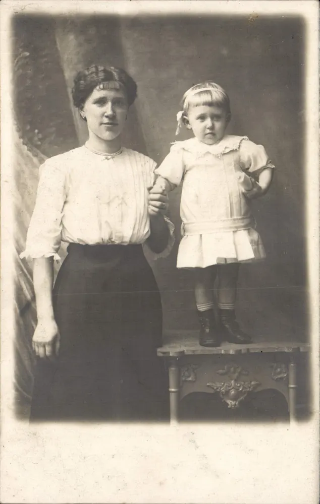 Frau und Kind — fotografischer Studio - Vorderseite