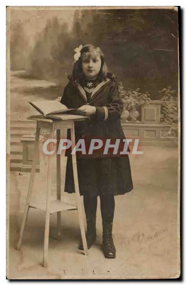 Menina em uniforme escolar — posando diante de um púlpito — editor V. Béchard, n° 123 - Frente