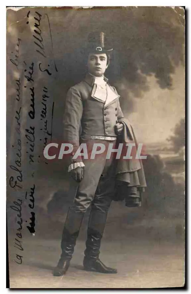 Jovem homem em traje da época — foto de estúdio — editor desconhecido - Frente