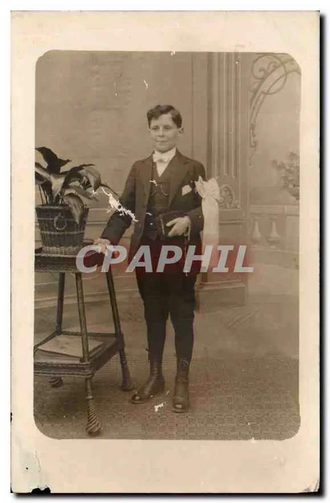 Jongen in pak — fotostudio — uitgever niet zichtbaar - Voorkant