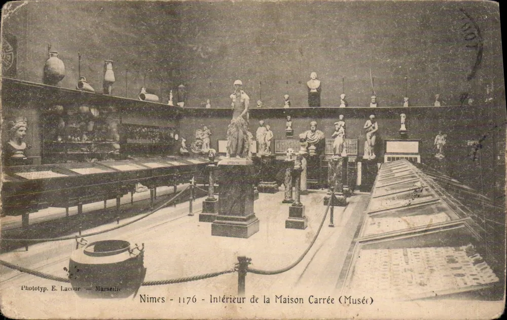 Nîmes - Interior da Maison Carrée (Museu) — Fototipia E. Lacour — Marselha, n° 1176 - Frente