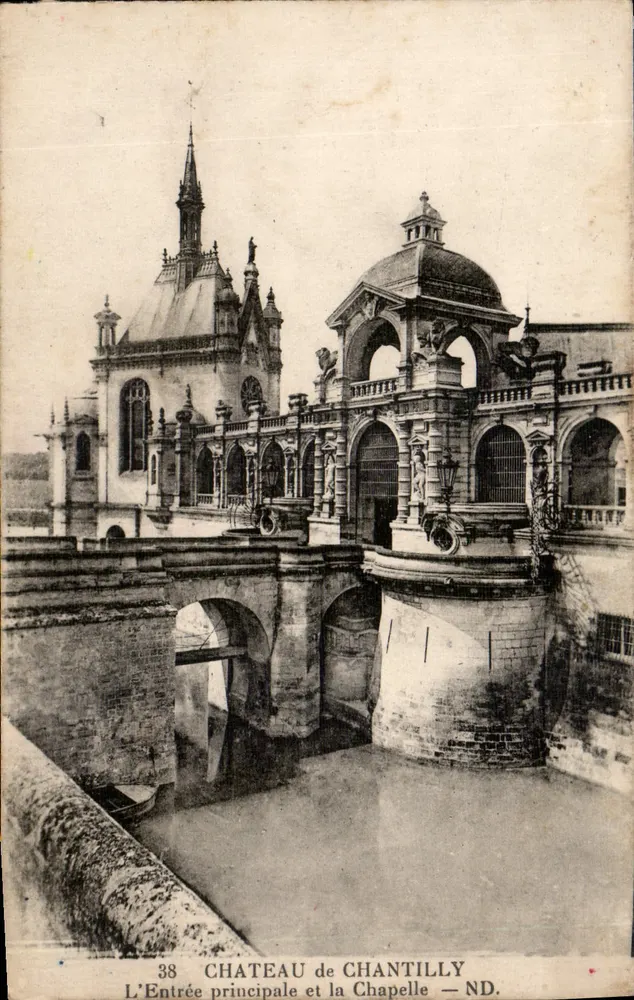 Schloss Chantilly — Der Haupteingang und die Kapelle — ND. - Vorderseite