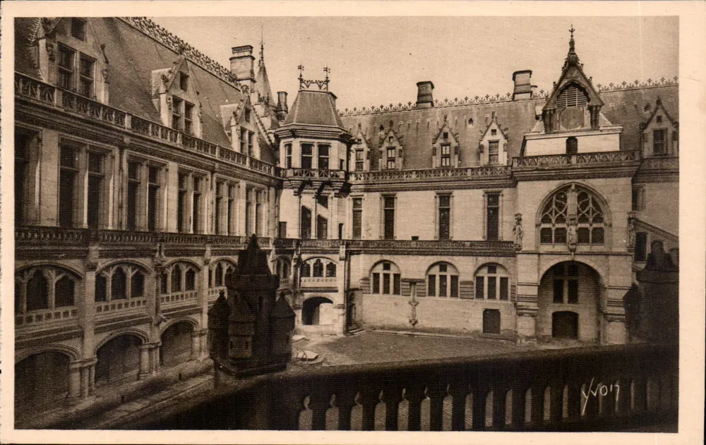 Castelo de Pierrefonds — A Cour de Honra — Éditions d'Art Yvonne, Paris - Frente