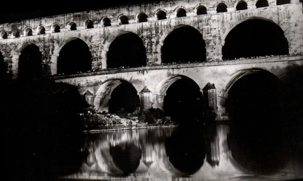 Nîmes (Gard) — Ansicht des Pont du Gard bei Nacht — Éditions du Globe - Vorderseite