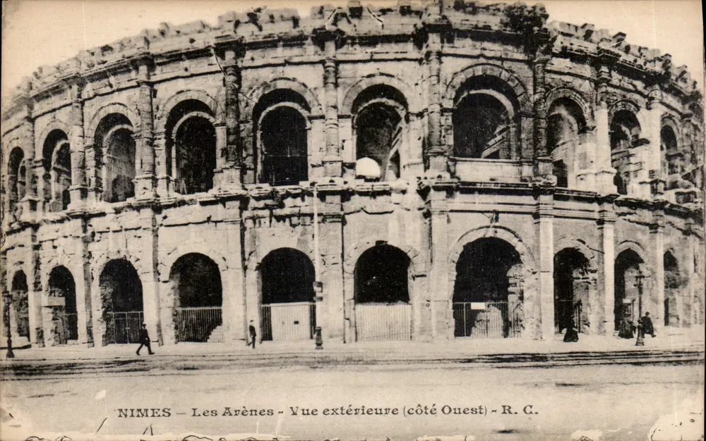 Nîmes — Die Arenen — Aussicht von außen (Westseite) — R. C. - Vorderseite