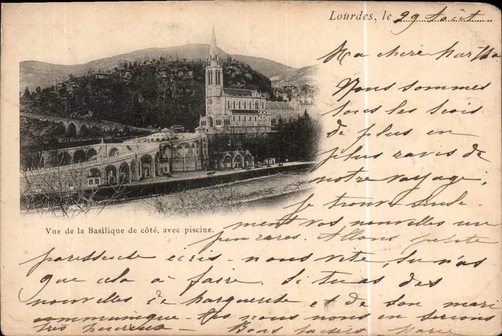Lourdes — Ansicht der Basilika von der Seite, mit Schwimmbecken — Verlag: CARTE POSTALE (gedruckt auf der Rückseite) - Vorderseite