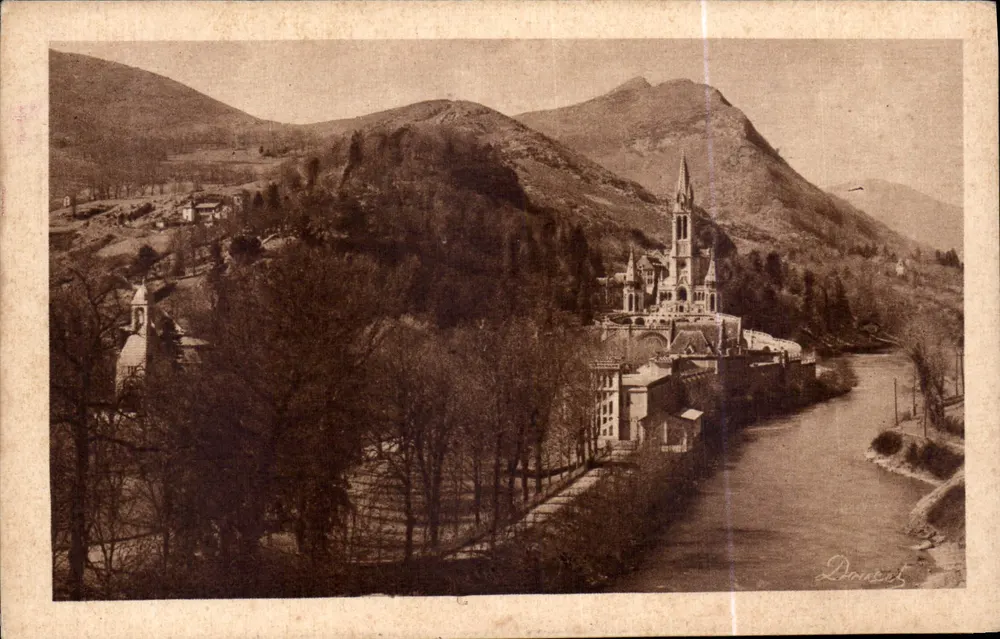 Lourdes — A Basílica e o Monte da Intenção — Editora do Palácio do Rosário Lourdes - Frente