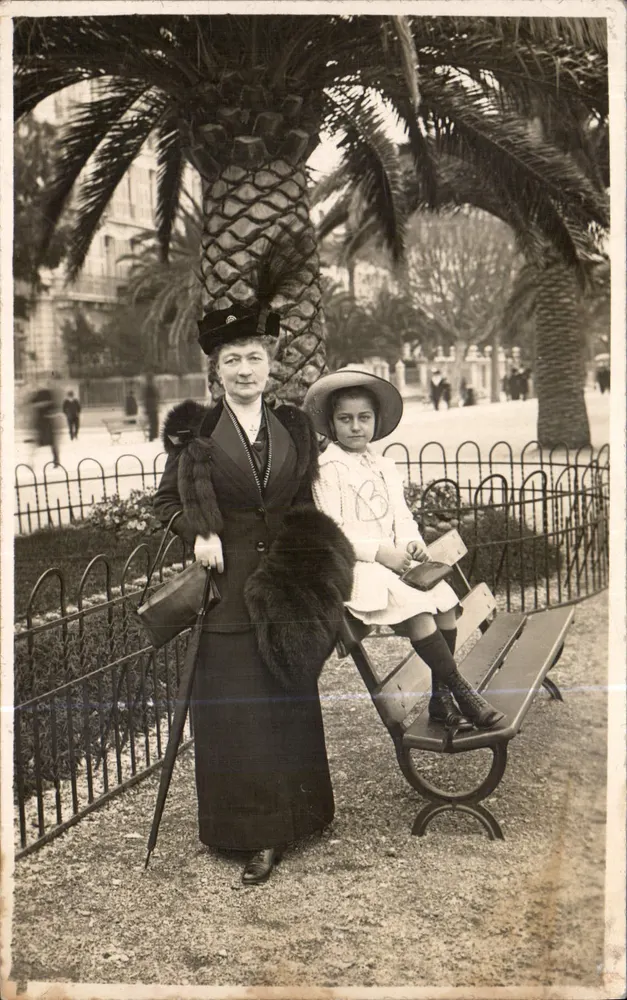 Frau und junges Mädchen im Park — Palmen im Hintergrund — Photo Rey, Vichy - Vorderseite