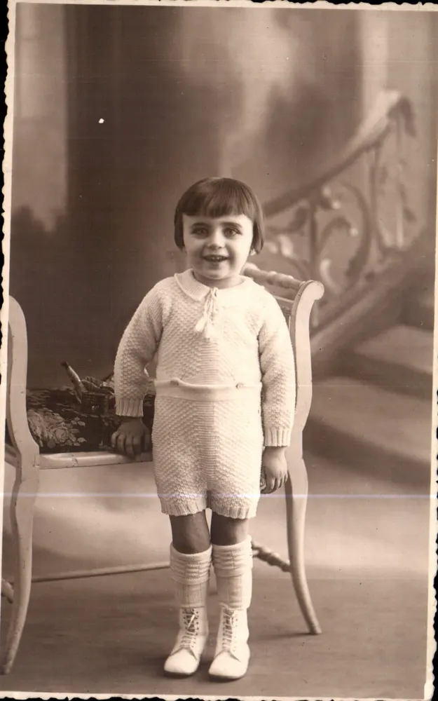 Menina pequena com traje de tricô — Foto G. TARRADE, Paris - Frente