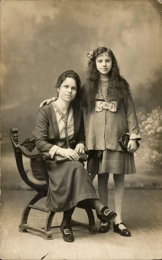 Portrait einer Frau und einer jungen Mädchen — Studio — unbekannter Verlag - Vorderseite