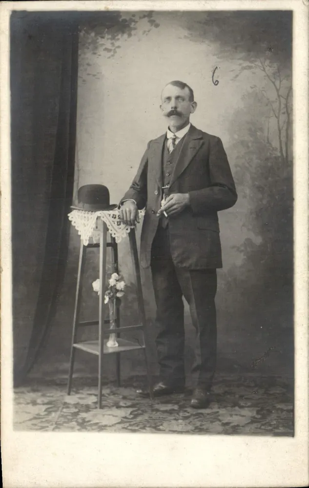 Retrato de um homem com terno — estúdio — n°6 - Frente