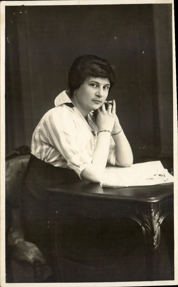 Junge Frau am Tisch — Portraitstudio — G. Touranchez, Paris - Vorderseite