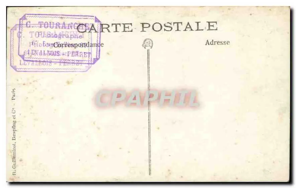 Junge Frau am Tisch — Portraitstudio — G. Touranchez, Paris - Rückseite