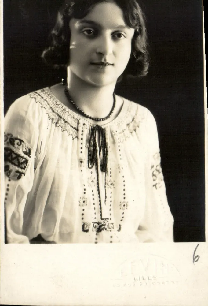 Junge Frau in bestickter Bluse — Lille — Atelier Levin, n°6 - Vorderseite