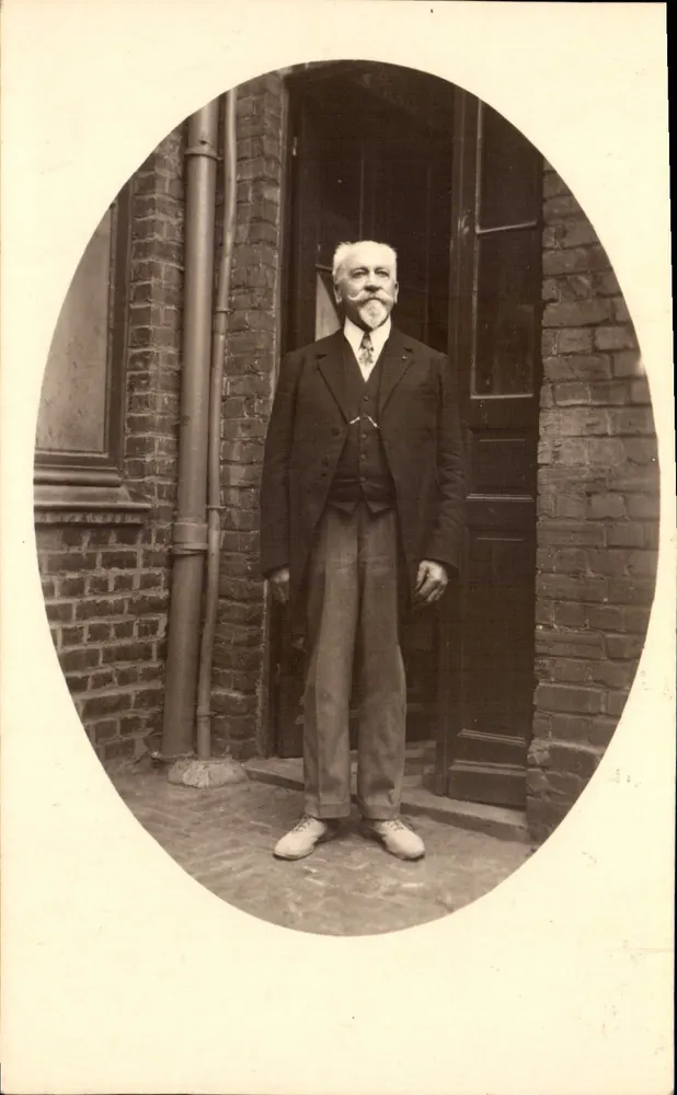 Homem idoso na entrada de um prédio — foto emoldurada — datada 14 de outubro de 1926 - Frente
