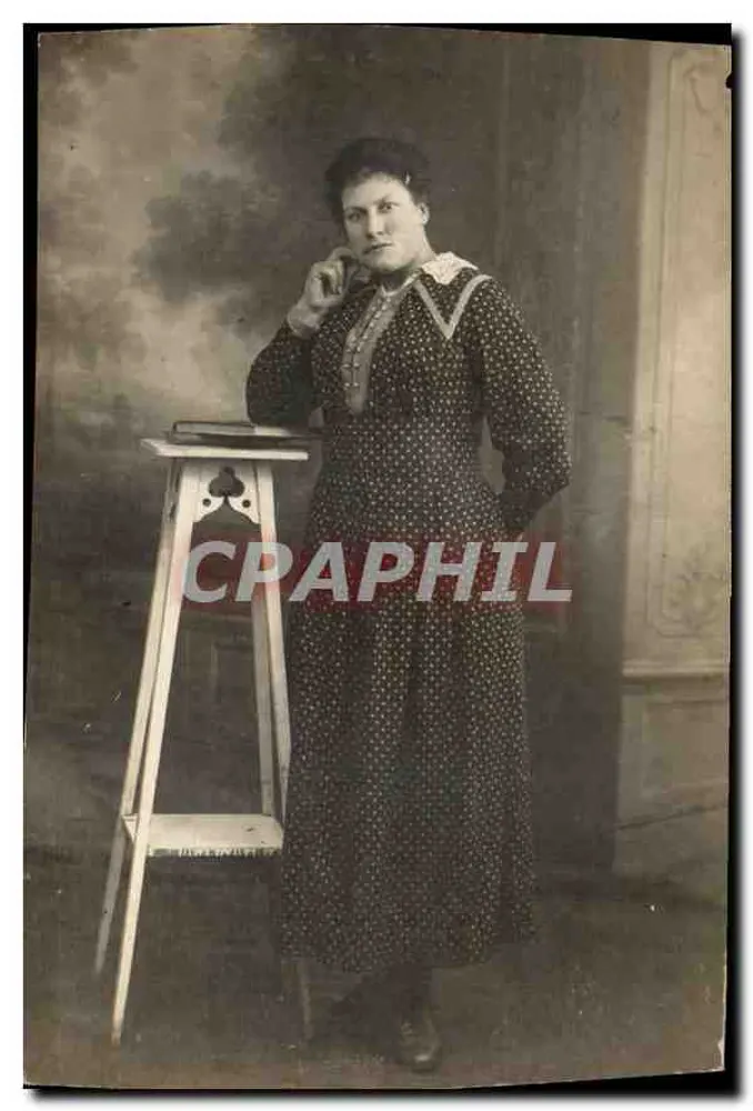 Mulher com vestido de bolinhas — estúdio fotográfico — editor não identificado - Frente