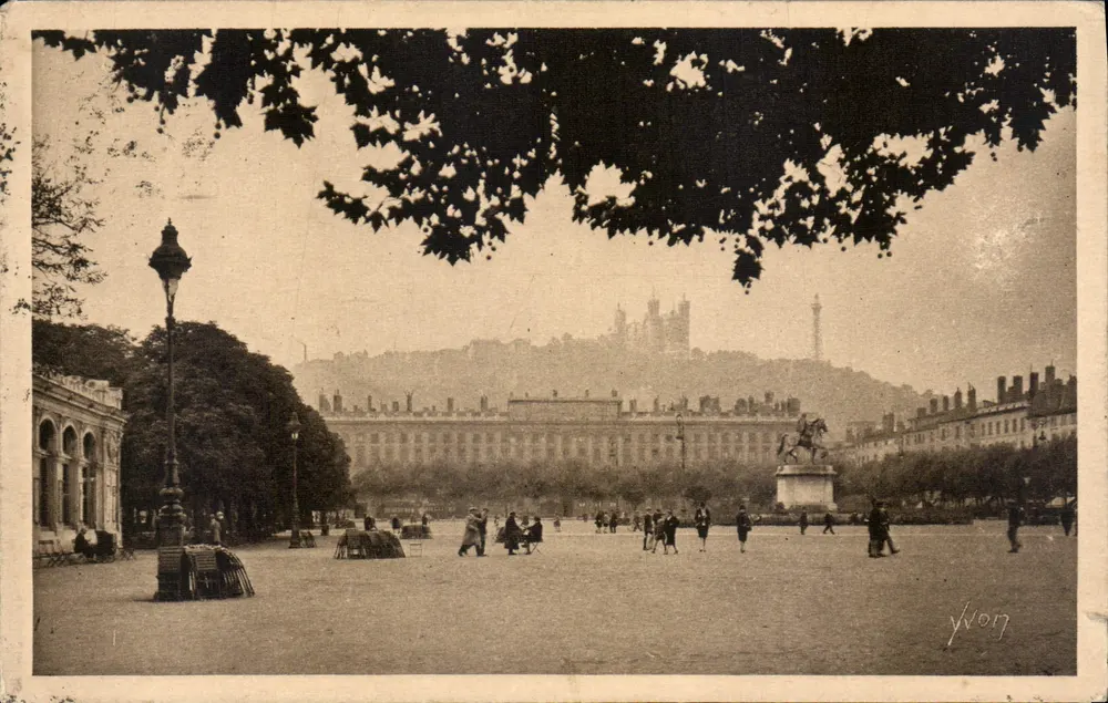 Praça Bellecour — Lyon — Edição de Arte YVON, n°22 - Frente