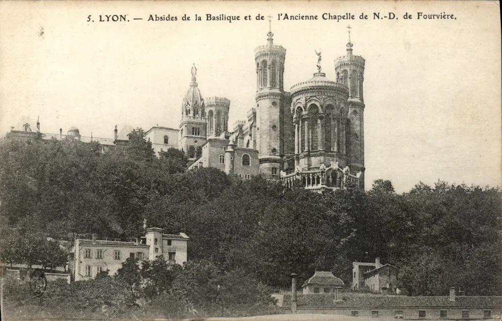 LYON — Apsiden der Basilika und der alten Kapelle N.-D. de Fourvière - Vorderseite