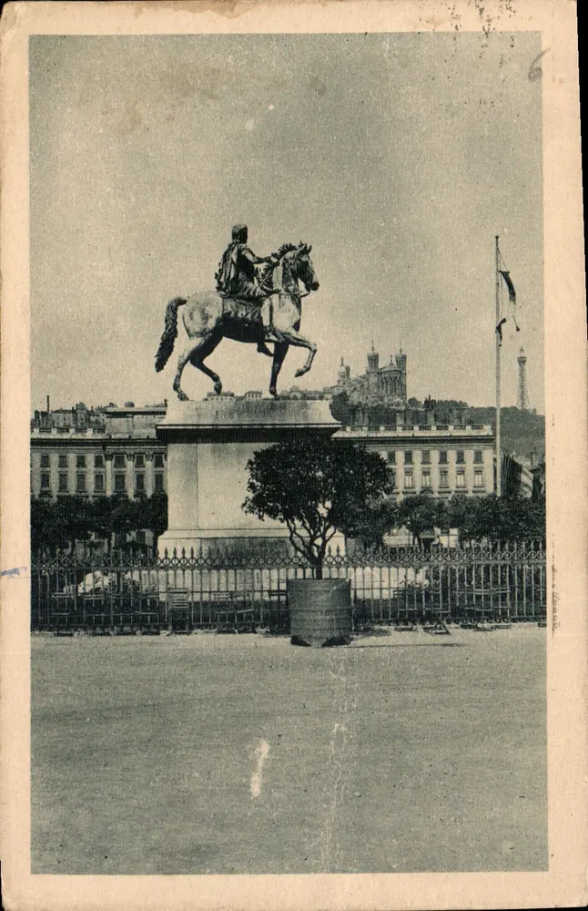 Estátua equestre de Luís XIV — Praça Bellecour — Lyon - Frente