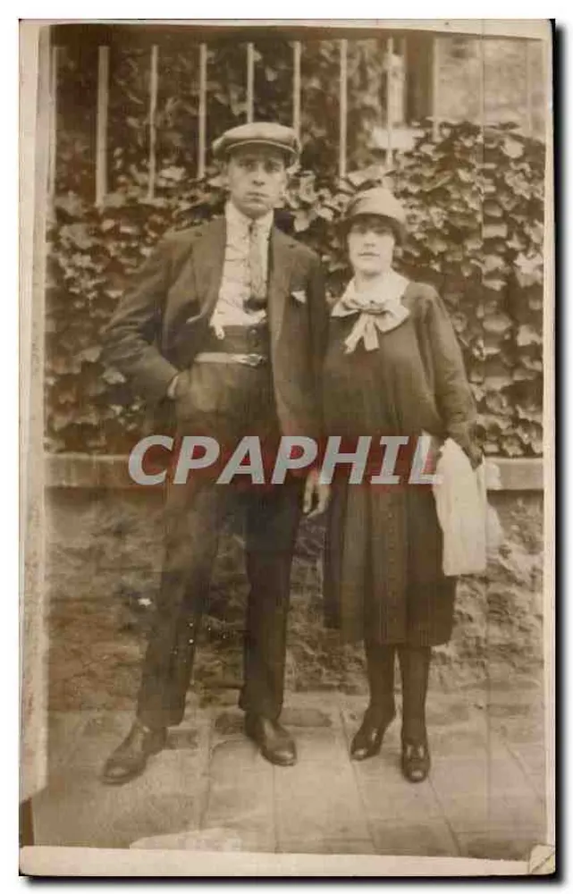 Couple devant un mur végétalisé — éditeur inconnu, n° de série non visible - Recto