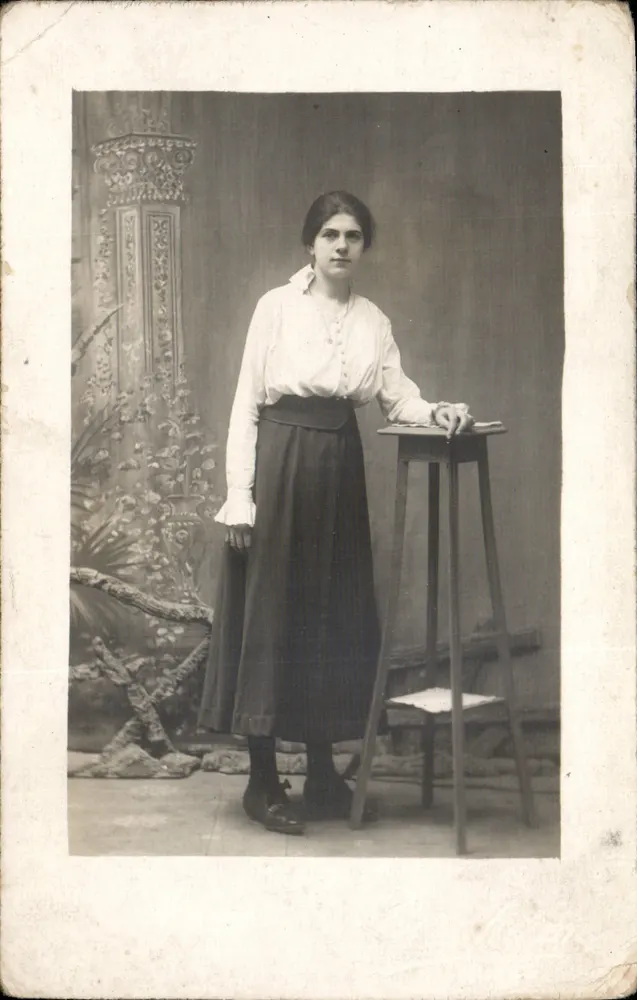 Jovem mulher — estúdio — R. Guillemind, Bassefugue C³ — Paris - Frente