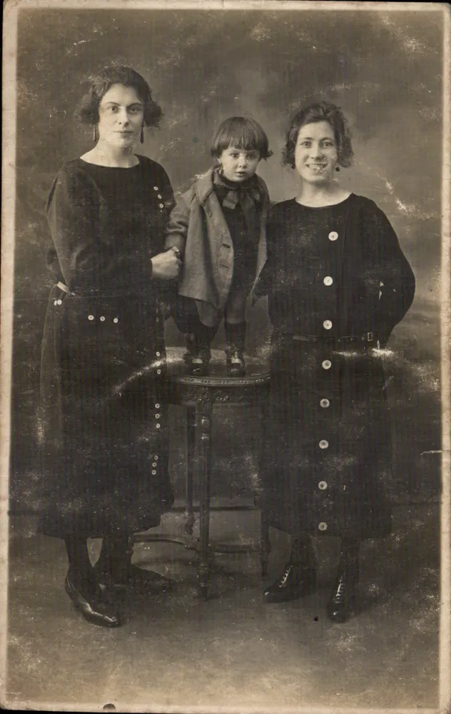 Duas mulheres e uma criança — estúdio fotográfico — Editor: LA PHOTO MÉCANIQUE, 8, faubourg St-Martin, Paris - Frente