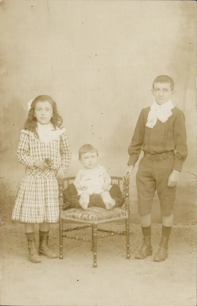 Three children — photographic studio — Société JOUGLA - Paris - Front