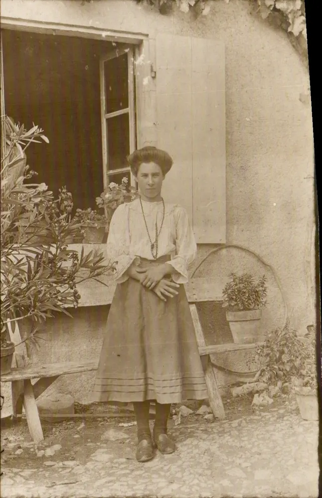 Mulher diante de uma janela — jardim interno — Photo-Rapid, Paris - Frente