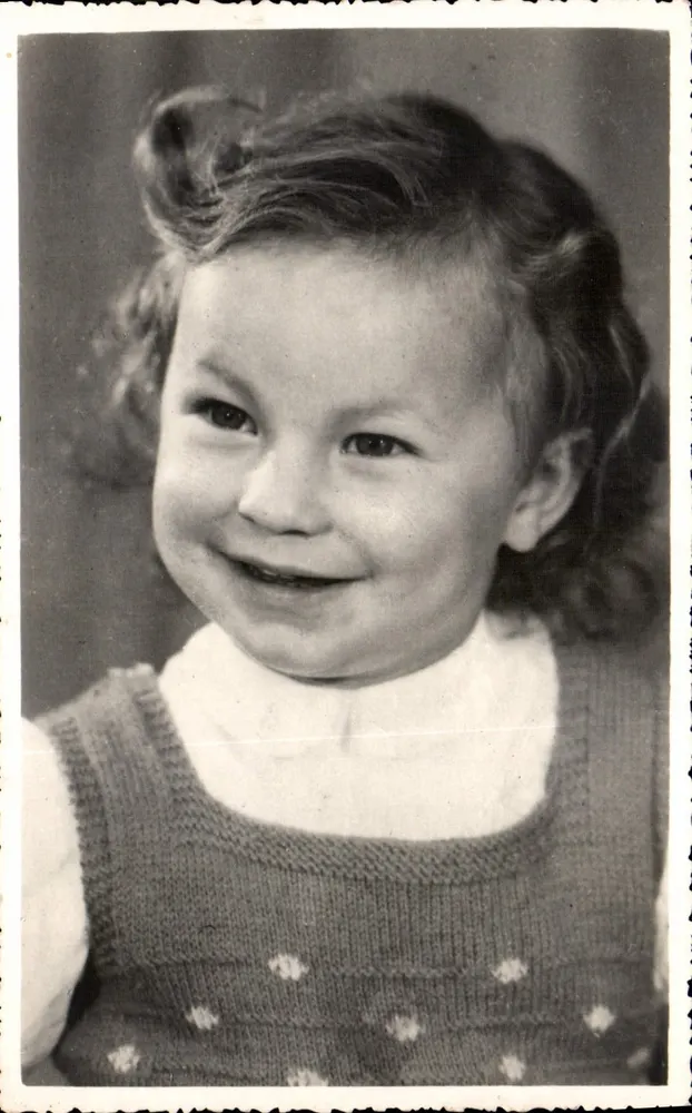 Menina sorridente — fotografia em preto e branco - Frente
