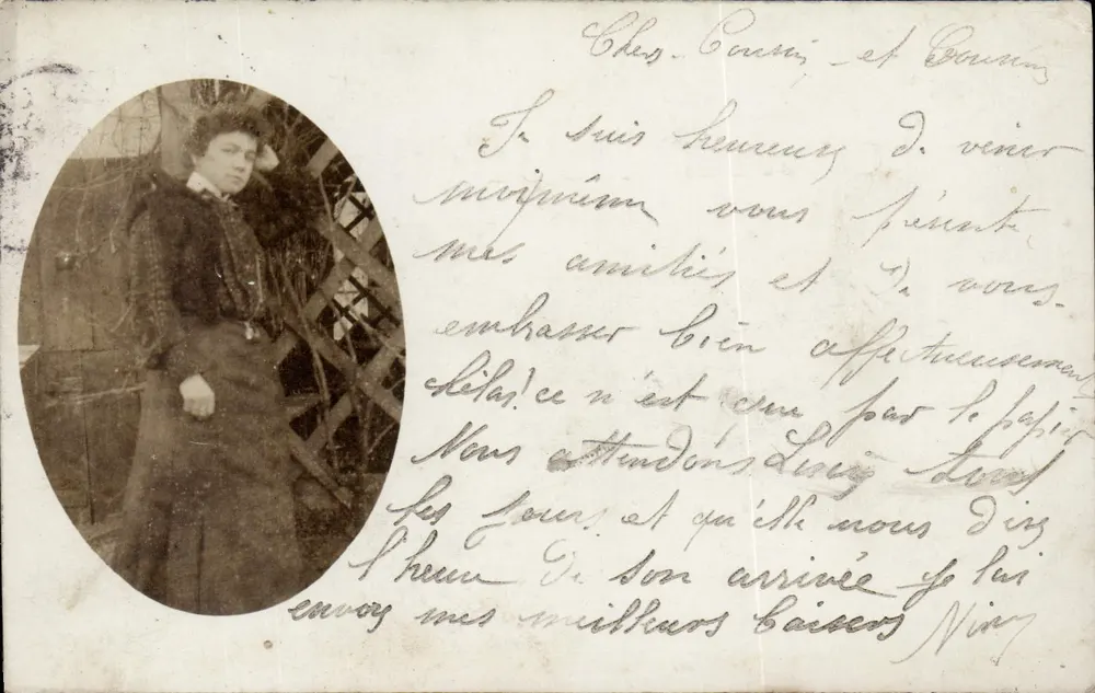 Mulher em vestido escuro — retrato oval — carta postal francesa - Frente