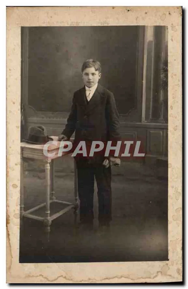Jovem menino com traje — estúdio fotográfico — Carta postal - Frente