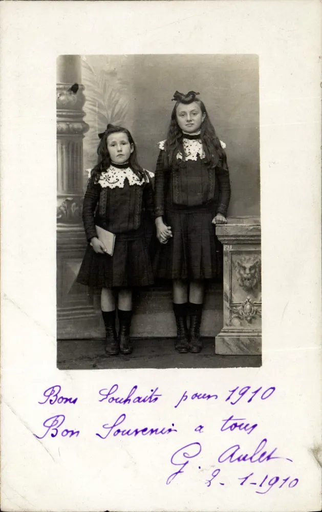 Duas jovens moças — estúdio fotográfico — G. Aulet, 1910 - Frente