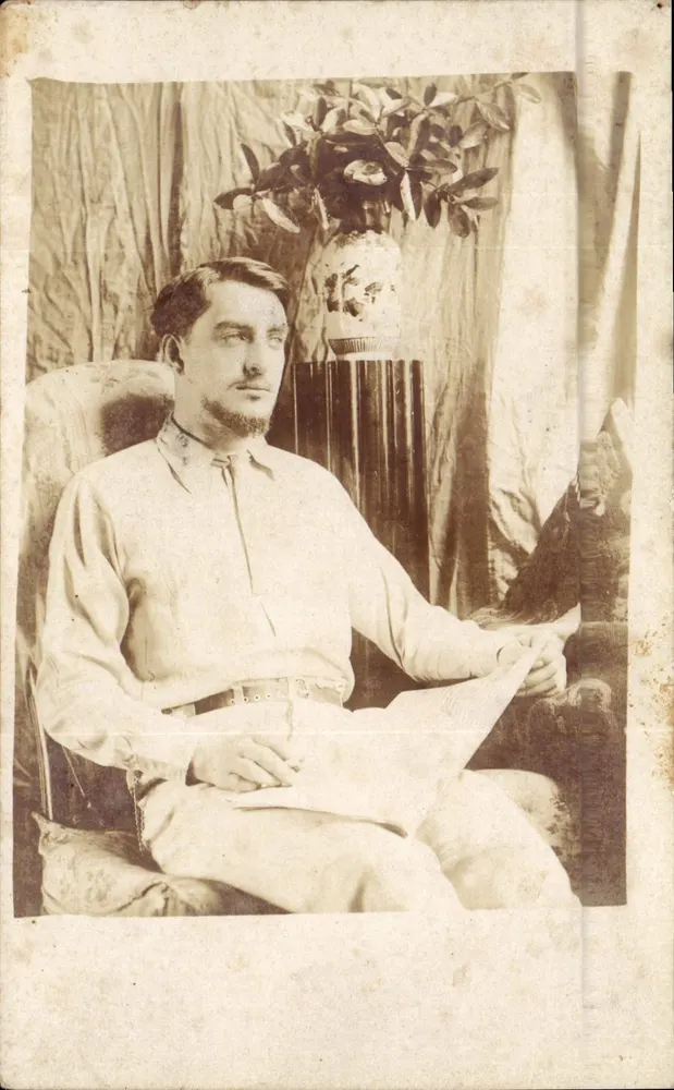 Retrato de um homem sentado — estúdio — sem editor ou número visível - Frente