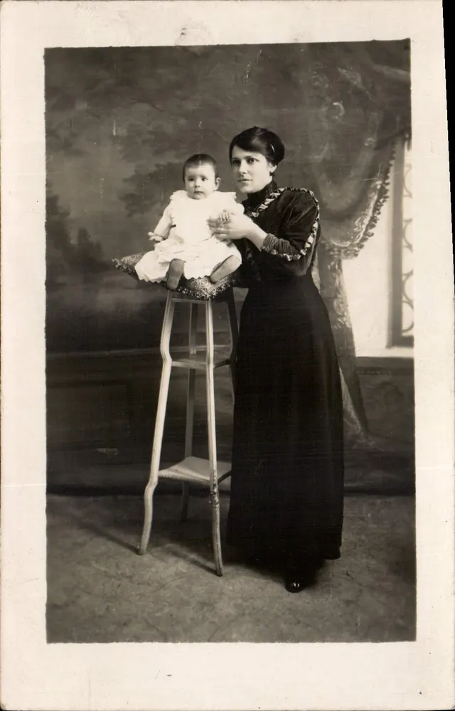 Frau mit Baby — Studio Photo-Gobelins — Paris - Vorderseite