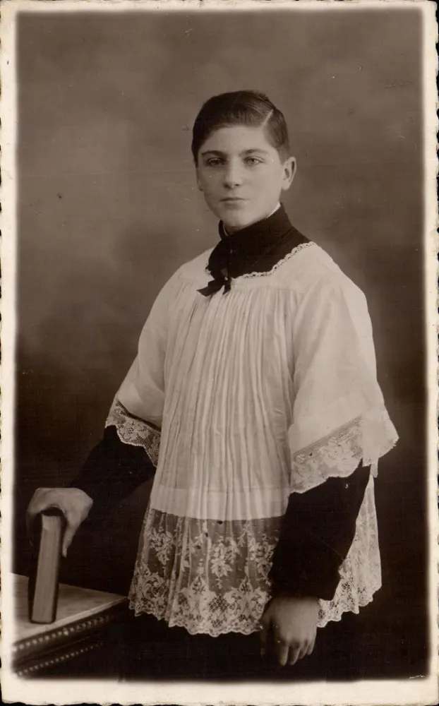 Jovem menino em traje escolar — Foto CARLES - Faubourg Montmartre, 9e — n°42 - Frente