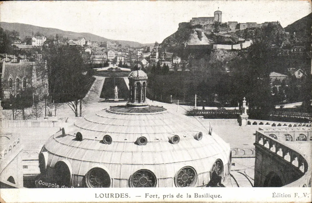 Lourdes — Forte tomado da Basílica — Edição F. V. - Frente
