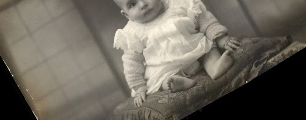 Bebê sentado — fotografia em preto e branco — carta postal - Frente