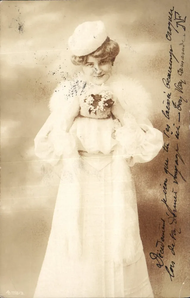 Jovem mulher em vestido branco e chapéu — fotografia — editor Lychnographie, n° 1118/3 - Frente