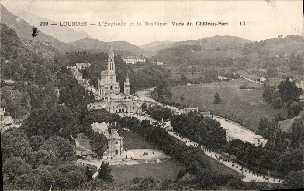 Lourdes — Die Esplande und die Basilika. Ansichten des Schloss-Forts — LL - Vorderseite
