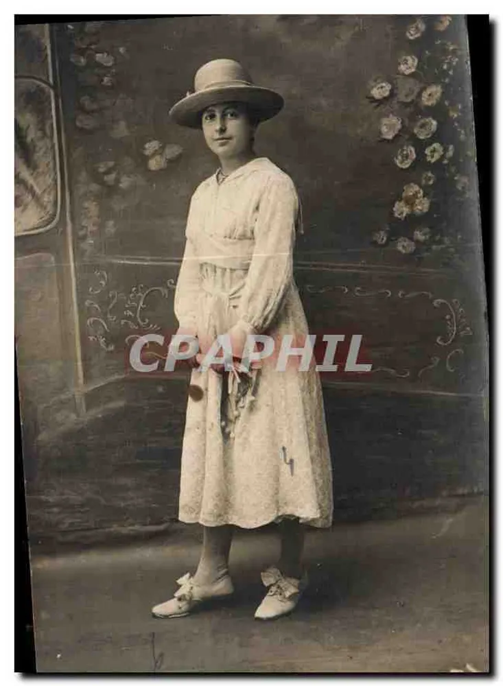 Mulher jovem em vestido e chapéu — estúdio fotográfico - Frente