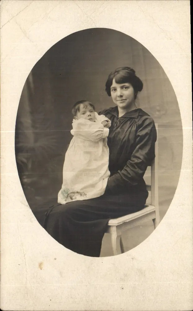 Frau mit Baby — Schwarz-Weiß-Foto — Verlag nicht sichtbar - Vorderseite