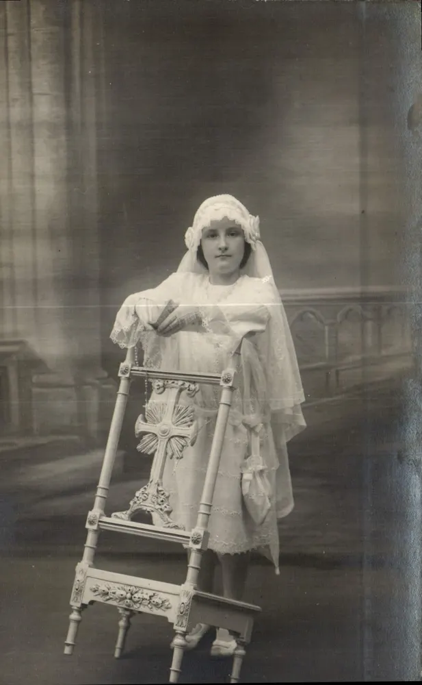 Menina em traje de primeira comunhão — Henri SEUBET, Foto BARLIN (P.-de-C.) - Frente