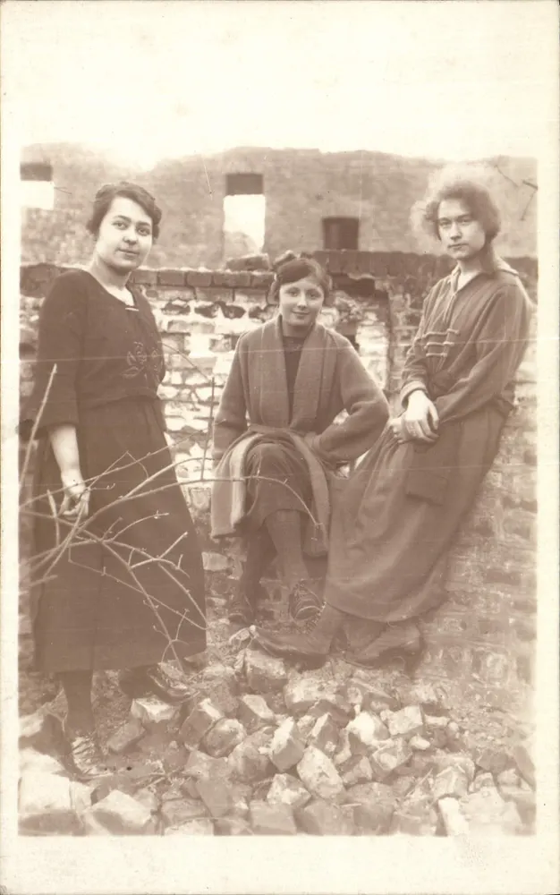 Drei junge Frauen — vor Ruinen — Photo Sepièque - Vorderseite