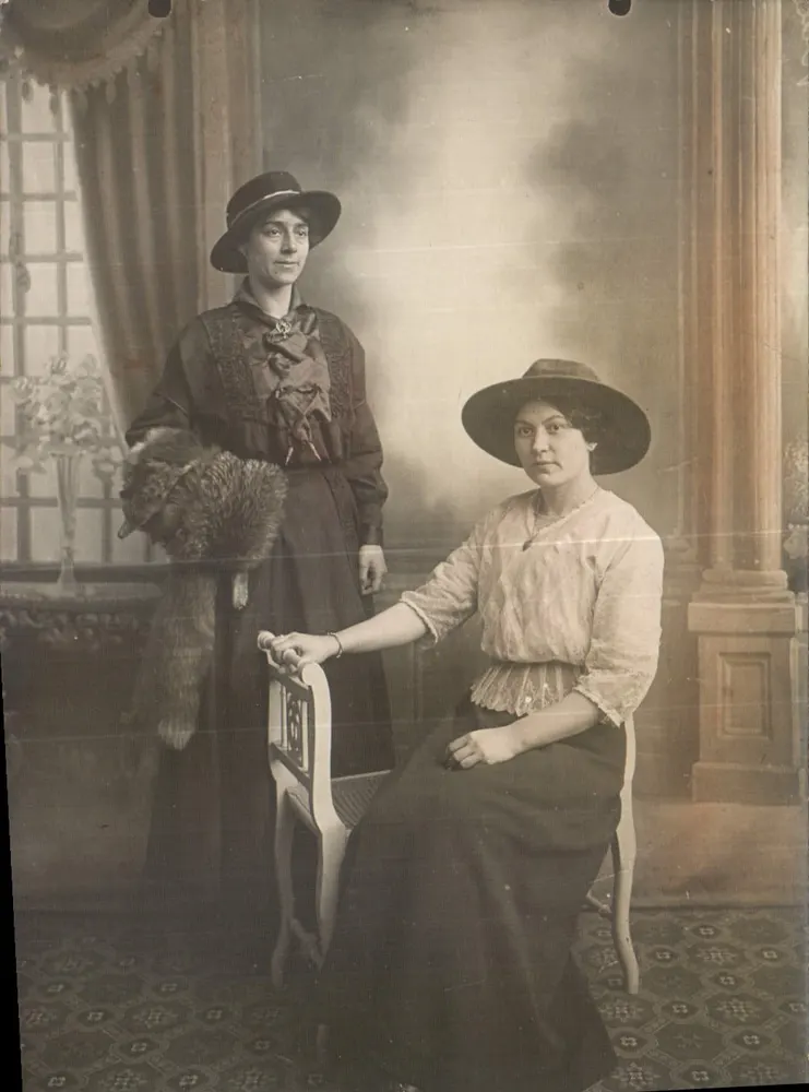 Zwei Frauen in historischem Kleid — Studiofotografie — Traditionsnel Rameau & Cie, Paris - Vorderseite